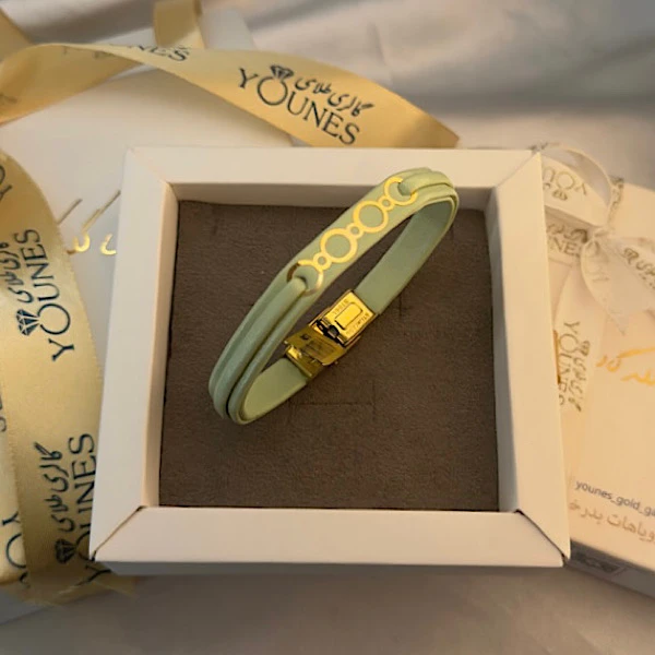 تصویر دوم دستبند طلا زنانه چرم دایره ای